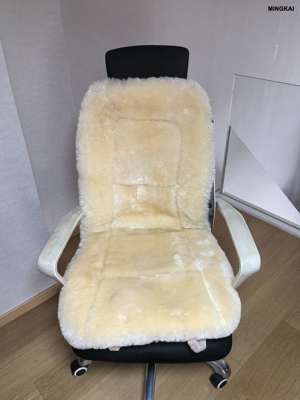 DUMI Premium Genuine Sheepskin Car Seat Cover – Universal All-Season Wool Seat Cushion, Breathable & Anti-Slip Auto Interior Upgrade, Temperature Regulating Comfort for Cars & SUVs (1Piece, Beige)