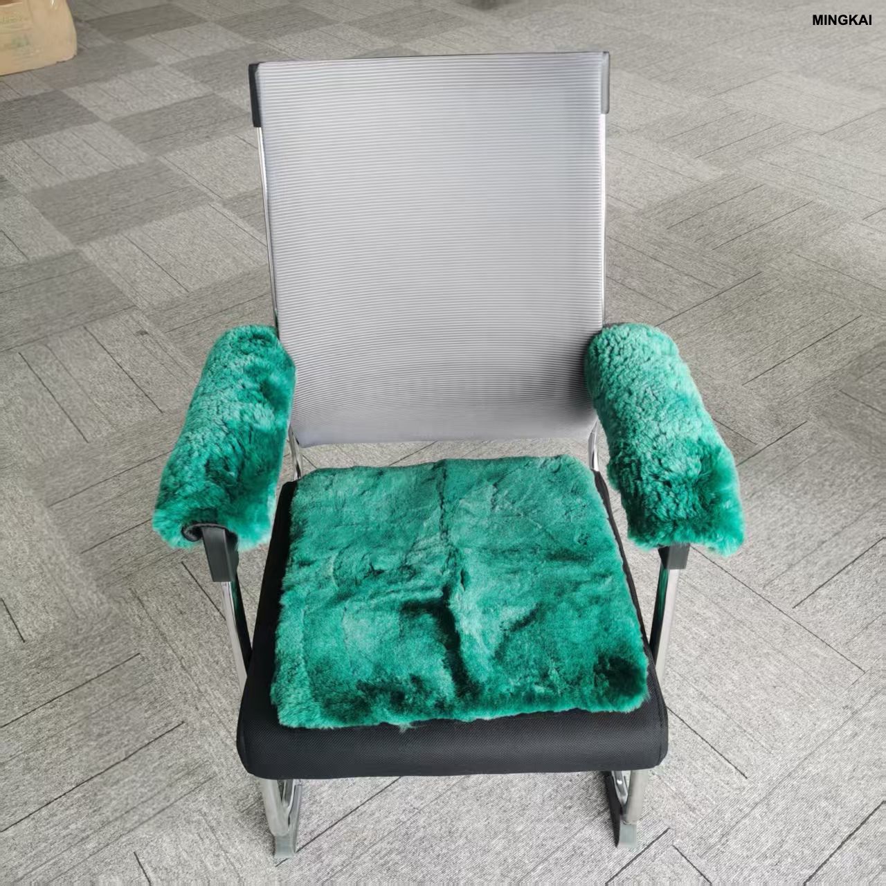 100% Genuine Natural Sheepskin: Made from high-quality, ethically sourced sheepskin with a dense, soft wool pile that provides unmatched softness and a luxurious feel. Unlike synthetic imitations, rea