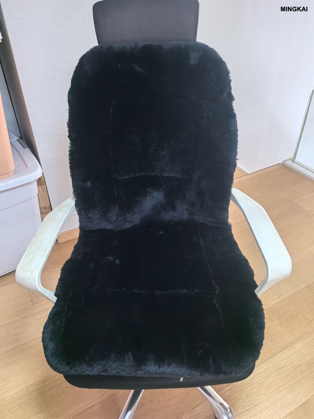 Transform Your Driving Experience with The DUMI Premium Genuine Sheepskin Car Seat Cover. Crafted From 100% Authentic Australian Sheepskin Using An Eco-friendly Sanitizing Process, This Cover Offers U